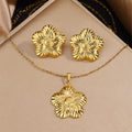 Conjunto de aretes y cadena en forma de flor