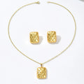 Set de aretes y cadena en forma rectangular