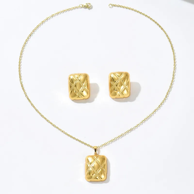 Set de aretes y cadena en forma rectangular