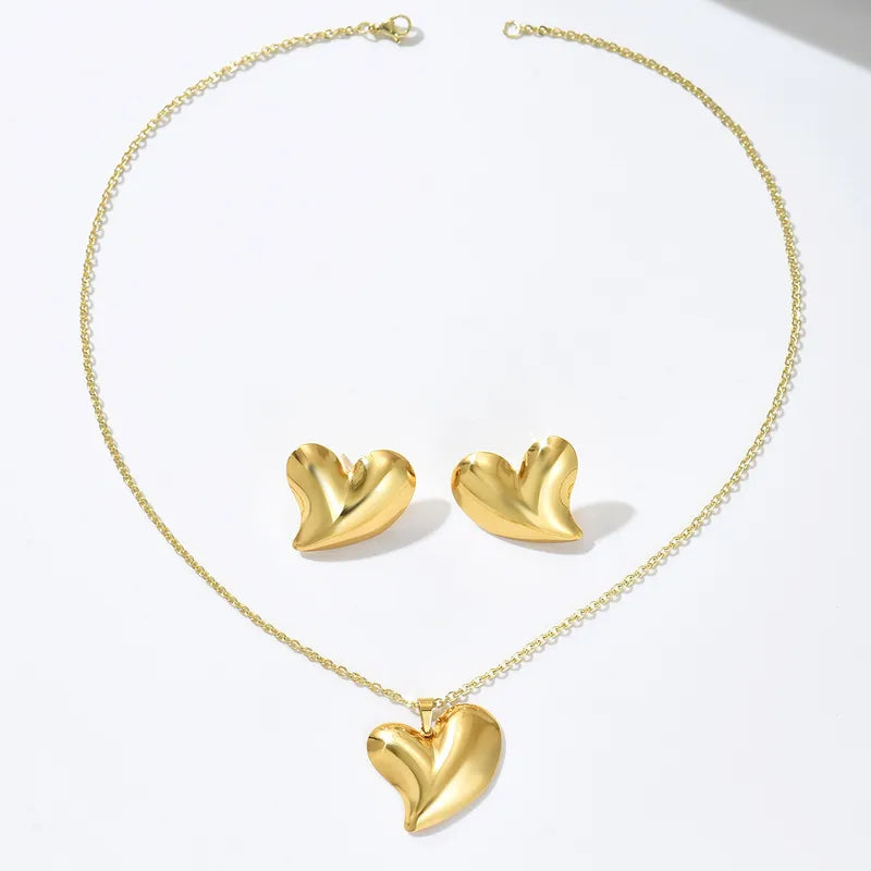 Conjunto de aretes y cadena en forma de corazón