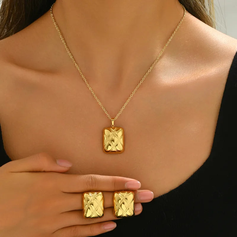 Set de aretes y cadena en forma rectangular
