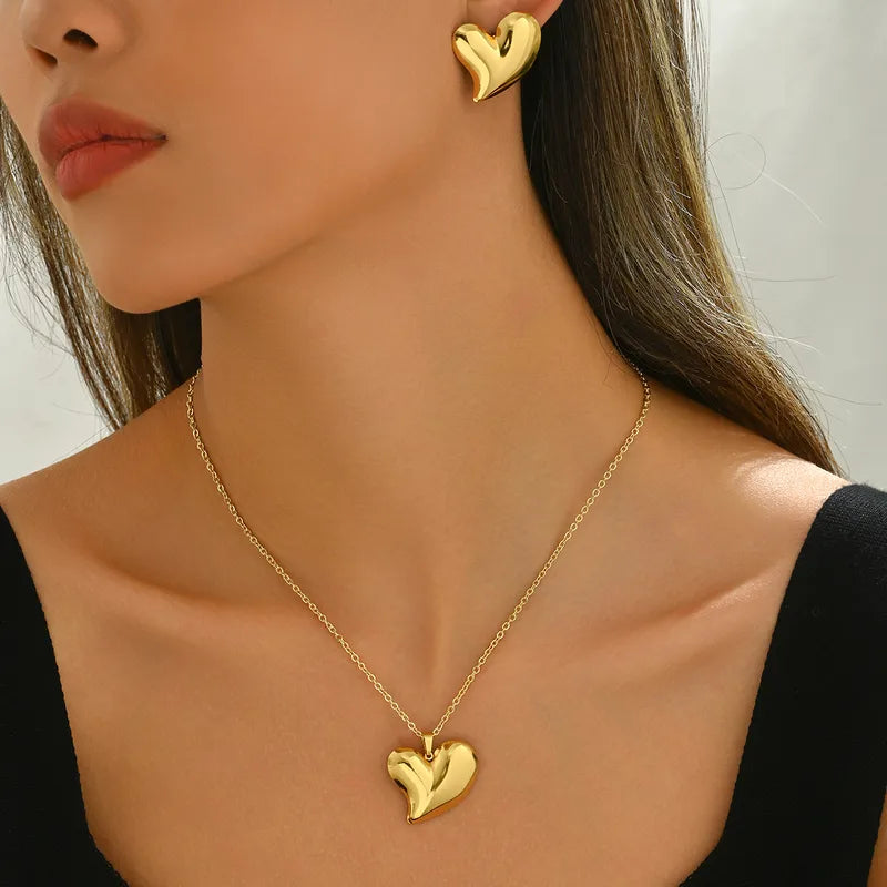 Conjunto de aretes y cadena en forma de corazón